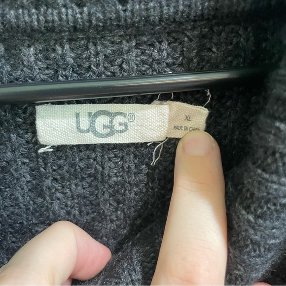 UGG Women's Raelynn Sweater Poncho Size XL Cozy Warm Kangaroo Pocket Knit - Picture 4 of 5